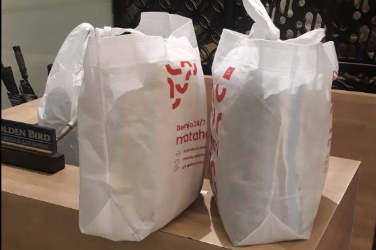 contoh baju kotor di titipin di resepsionis hotel